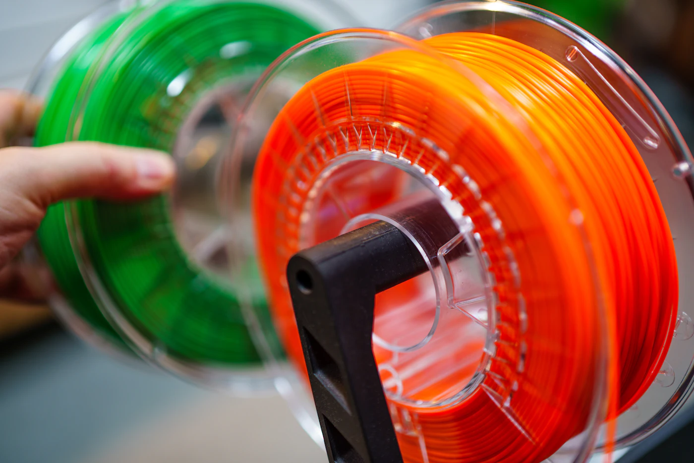 Farklı renklerde filament makaraları